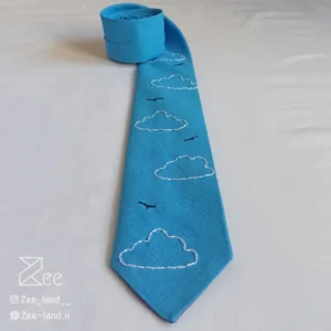 جزییات کراوات گلدوزی شده لینن یونیسکس با رنگ آبی آسمونی و با طرح ابر و پرنده گلدوزی شده با دست