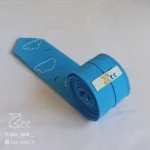 جزییات پشت کراوات لینن به رنگ آبی آسمونی با تگ برند زی