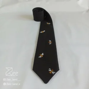 جزییات کراوات فانتزی لینن یونیسکس به رنگ مشکی و با طرح زنبور گلدوزی شده با دست