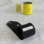 جزییات پشت کراوات لینن یونیسکس به رنگ مشکی با تگ برند زی