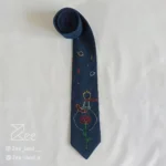 کراوات فانتزی لینن یونیسکس با رنگ سرمه‌ای و با طرح شازده کوچولو گلدوزی شده با دست