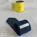 جزییات پشت کراوات لینن یونیسکس با رنگ سرمه‌ای با تگ برند زی