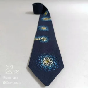 جزئیات کراوات شب پرستاره گلدوزی شده لینن یونیسکس با رنگ سرمهای و با طرح تابلو شب پر ستاره اثر ون گوگ گلدوزی شده با دست