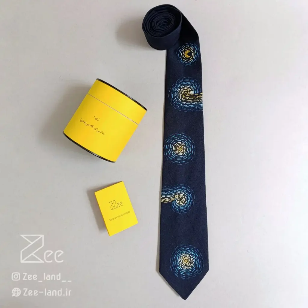 کراوات شب پرستاره گلدوزی شده لینن یونیسکس با رنگ سرمه‌ای و با طرح تابلو شب پر ستاره اثر ون گوگ گلدوزی شده با دست