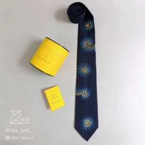 کراوات شب پرستاره گلدوزی شده لینن یونیسکس با رنگ سرمه‌ای و با طرح تابلو شب پر ستاره اثر ون گوگ گلدوزی شده با دست