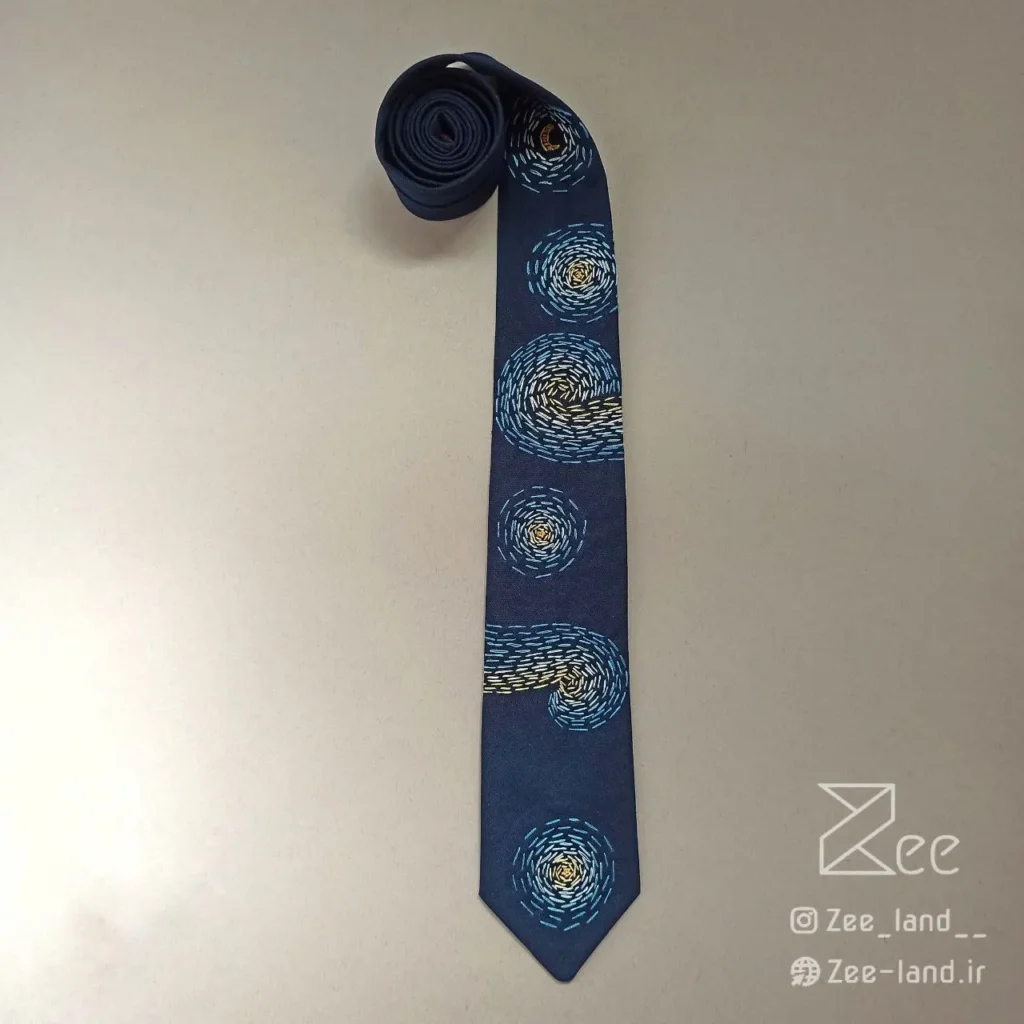 کراوات شب پرستاره گلدوزی شده لینن یونیسکس با رنگ سرمه‌ای و با طرح تابلو شب پر ستاره اثر ون گوگ گلدوزی شده با دست