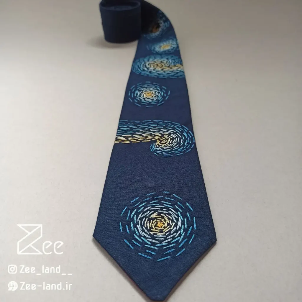 جزییات کراوات شب پرستاره گلدوزی شده لینن یونیسکس با رنگ سرمه‌ای و با طرح تابلو شب پر ستاره اثر ون گوگ گلدوزی شده با دست