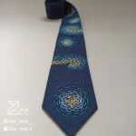 جزییات کراوات شب پرستاره گلدوزی شده لینن یونیسکس با رنگ سرمهای و با طرح تابلو شب پر ستاره اثر ون گوگ گلدوزی شده با دست