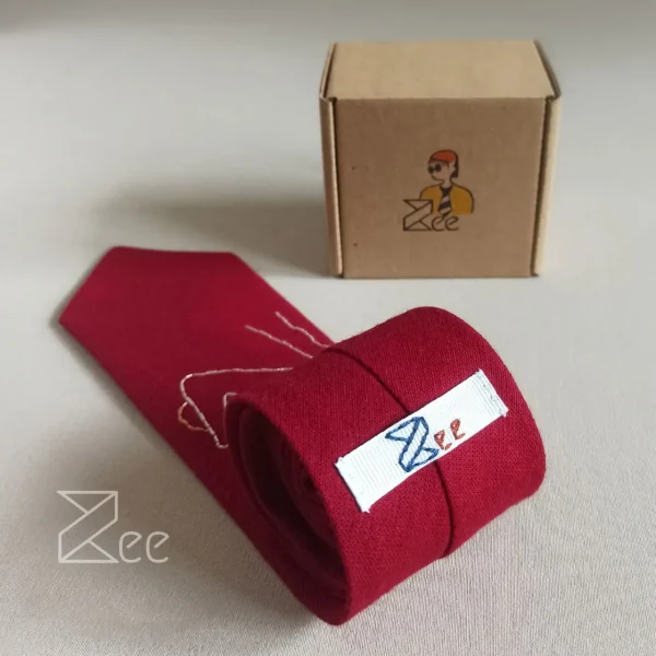 جزییات پشت کراوات لینن یونیسکس به رنگ زرشکی با تگ برند زی