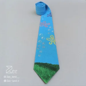 جزییات کراوات فانتزی چاپی لینن یونیسکس به رنگ آبی آسمونی و با طرح بیکینی باتم محل زندگی باب اسفنجی شلوار مکعبی، چاپ شده