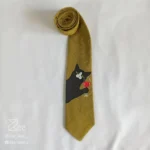 کراوات فانتزی چاپی لینن یونیسکس به رنگ زرد تیره و با طرح گربه ای که جام شراب در دست دارد، چاپ شده