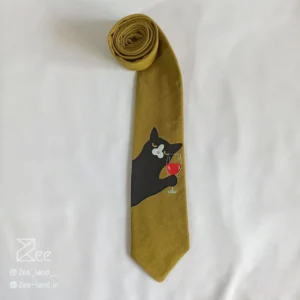 کراوات فانتزی چاپی لینن یونیسکس به رنگ زرد تیره و با طرح گربه ای که جام شراب در دست دارد، چاپ شده