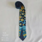 کراوات شب پرستاره 2 لینن یونیسکس با رنگ سرمه‌ای و با طرح تابلو شب پر ستاره اثر ون گوگ، چاپ شده