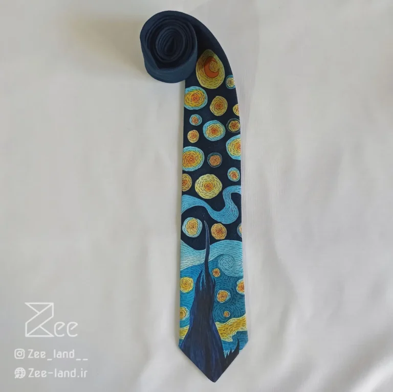 کراوات شب پرستاره 2 لینن یونیسکس با رنگ سرمه‌ای و با طرح تابلو شب پر ستاره اثر ون گوگ، چاپ شده