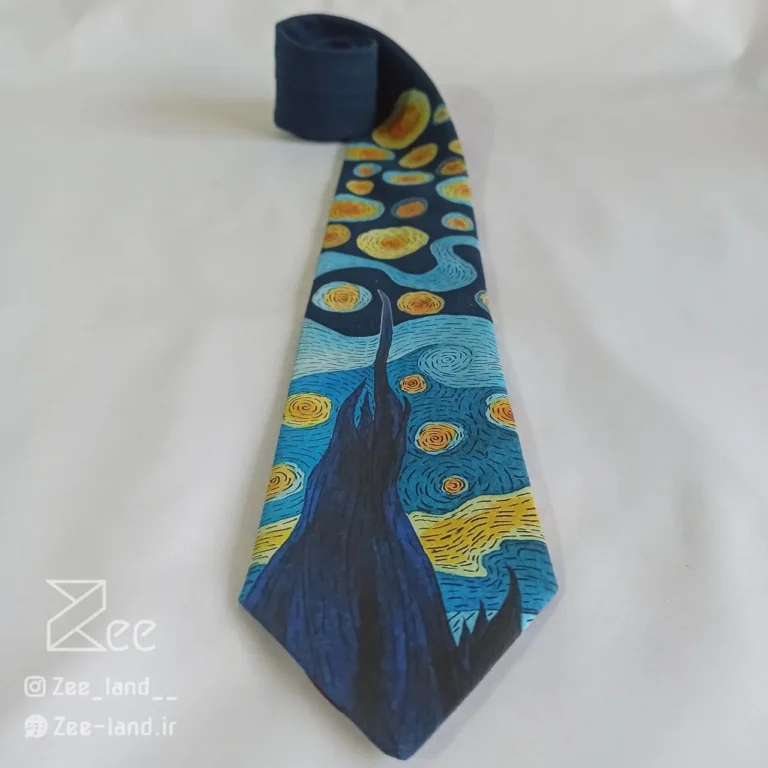 جزییات کراوات شب پرستاره 2 لینن یونیسکس با رنگ سرمه‌ای و با طرح تابلو شب پر ستاره اثر ون گوگ، چاپ شده
