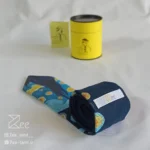 جزییات پشت کراوات لینن یونیسکس به رنگ سرمه‌ای تیره با تگ برند زی