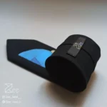 جزییات پشت کراوات لینن به رنگ مشکی با تگ برند زی