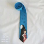 کراوات فانتزی نقاشی شده چهیرو لینن یونیسکس با رنگ آبی آسمانی و با طرح انیمه شهر اشباح ساخته میازاکی نقاشی شده با دست