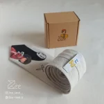 جزییات پشت کراوات لینن یونیسکس به رنگ سفید با تگ برند زی