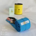 جزییات پشت کراوات فانتزی لینن یونیسکس به رنگ آبی آسمانی با تگ برند زی
