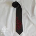 ایده لباس یلدا، کراوات سنتی گلدوزی شده لینن یونیسکس با رنگ مشکی و با طرح انار گلدوزی شده با دست