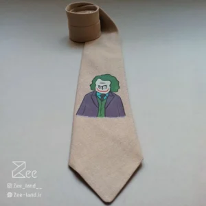 جزئیات کراوات جوکر از جنس لینن یونیسکس به رنگ کرمی و با طرح جوکر، چاپ شده