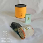 جزییات پشت کراوات تابلو جیغ، کراوات هنری لینن یونیسکس به رنگ سفید با تگ برند زی