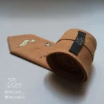 جزییات پشت کراوات لینن به رنگ بیسکوئیتی با تگ برند زی