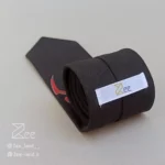جزییات پشت کراوات لینن به رنگ مشکی با تگ برند زی