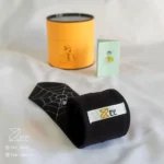 جزییات پشت کراوات فانتزی لینن یونیسکس به رنگ مشکی با تگ برند زی