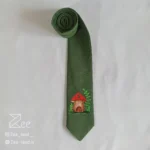 کراوات فانتزی لینن یونیسکس به رنگ سبز و با طرح یک خونه قارچی، چاپ شده