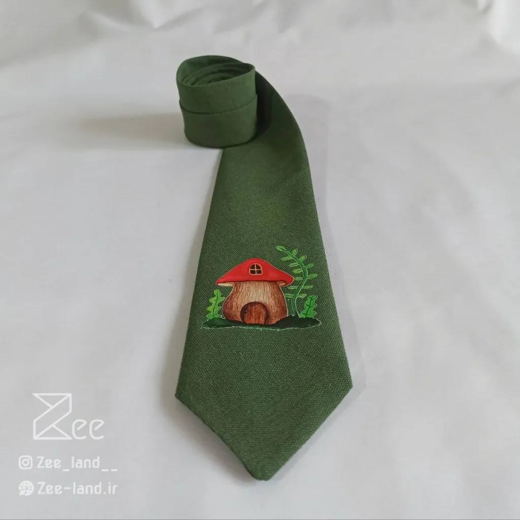 جزییات کراوات فانتزی لینن یونیسکس به رنگ سبز و با طرح یک خونه قارچی، چاپ شده