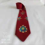 جزییات کراوات سنتی لاله عباسی لینن یونیسکس با رنگ زرشکی و با طرح گل‌های لاله عباسی، چاپ شده