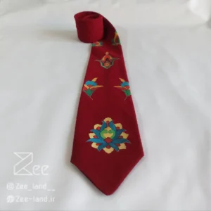 جزییات کراوات سنتی لاله عباسی لینن یونیسکس با رنگ زرشکی و با طرح گل‌های لاله عباسی، چاپ شده