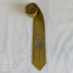 کراوات خاص هنری و فانتزی لینن یونیسکس به رنگ زرد تیره و با طرح یک درخت بدون رنگ، چاپ شده