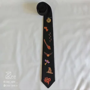 کراوات هری پاتر 2، کراوات خاص فانتزی لینن یونیسکس به رنگ مشکی و با طرح نماد های فیلم هری پاتر (کلاه سخن گو، ردپای روی نقشه، توپ کوییدیچ، ایستگاه نه و سه چهارم و عینک هری پاتر)، چاپ شده