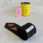 جزییات پشت کراوات لینن یونیسکس به رنگ مشکی با تگ برند زی