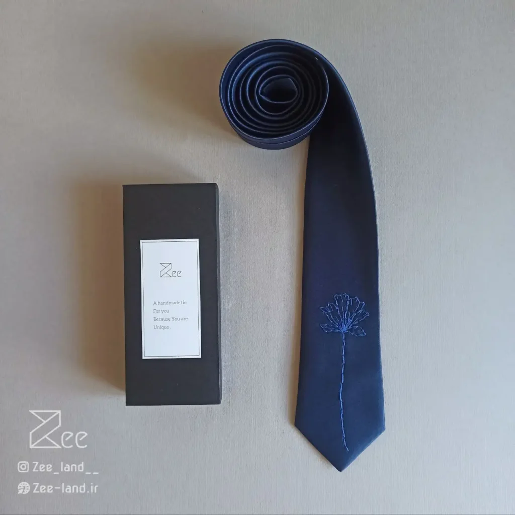 کراوات مجلسی ساتن، کراوات خاص سنتی به رنگ سرمه‌ای و با طرح گل، گلدوزی‌شده با دست