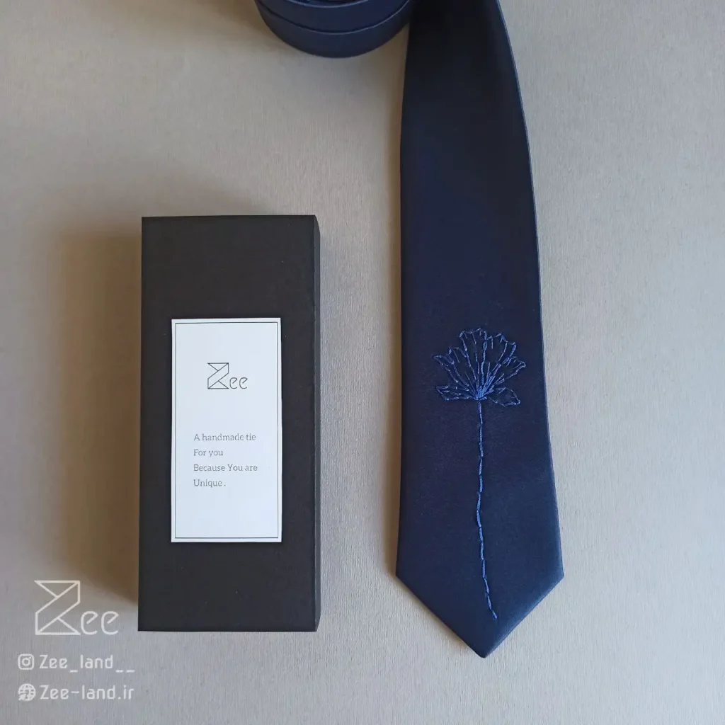 جزییات کراوات مجلسی ساتن، کراوات خاص سنتی به رنگ سرمه‌ای و با طرح گل، گلدوزی‌شده با دست