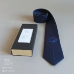 جزییات کراوات مجلسی ساتن، کراوات خاص سنتی به رنگ سرمه‌ای و با طرح گل، گلدوزی‌شده با دست
