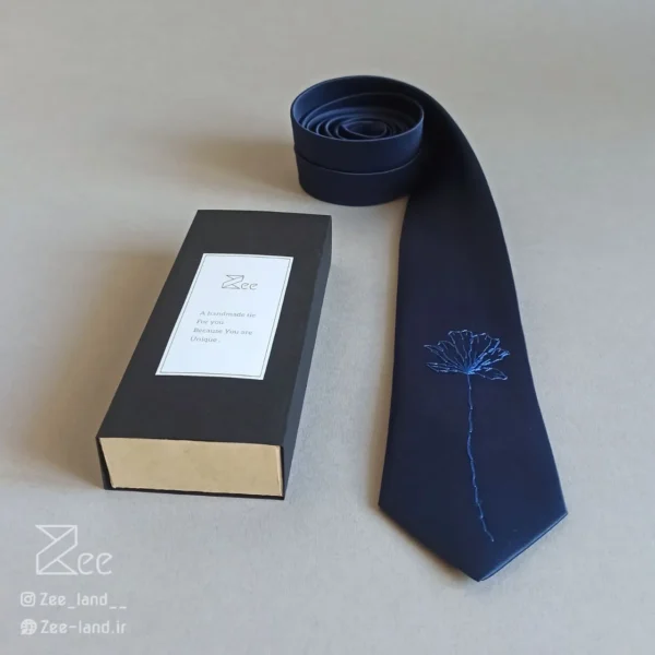 جزییات کراوات مجلسی ساتن، کراوات خاص سنتی به رنگ سرمه‌ای و با طرح گل، گلدوزی‌شده با دست