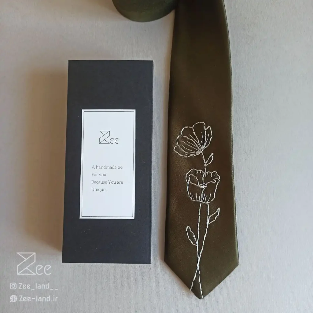 جزییات کراوات مجلسی ساتن، کراوات خاص یونیسکس به رنگ سبز زیتونی و با طرح گل، گلدوزی‌شده با دست