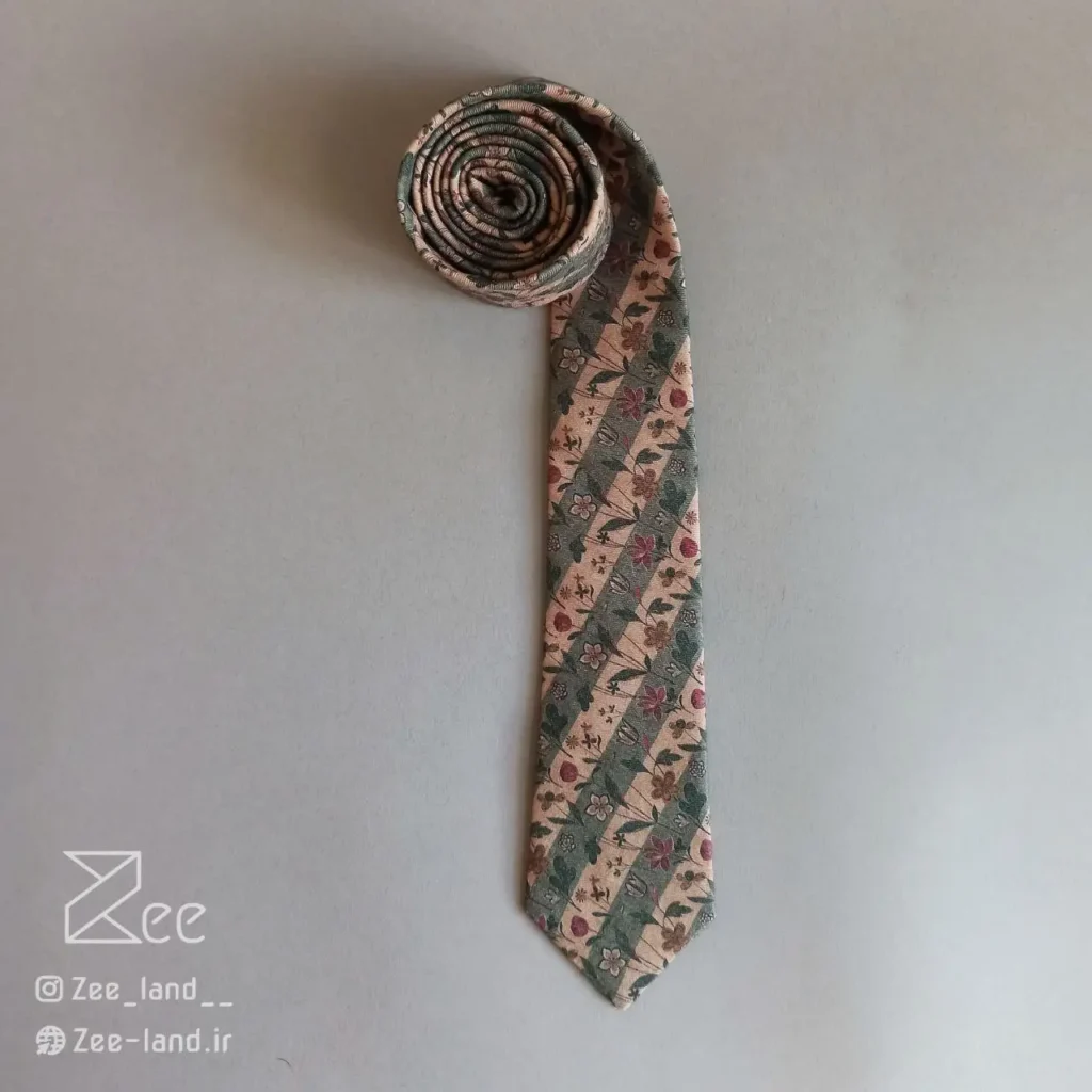 کراوات وینتیج از جنس کتان، کراوات کلاسیک با طرح گل‌های رنگارنگ روی پارچه راه راه دوخته شده با دست