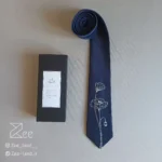 کراوات ساتن مجلسی، کراوات رسمی به رنگ سرمه‌ای و با طرح گل، گلدوزی‌شده با دست