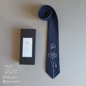کراوات ساتن مجلسی، کراوات رسمی به رنگ سرمه‌ای و با طرح گل، گلدوزی‌شده با دست