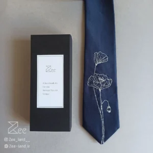 جزییات کراوات ساتن مجلسی، کراوات رسمی به رنگ سرمه‌ای و با طرح گل، گلدوزی‌شده با دست