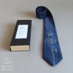 جزییات کراوات ساتن مجلسی، کراوات رسمی به رنگ سرمه‌ای و با طرح گل، گلدوزی‌شده با دست