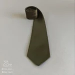 جزییات کراوات ساده ساتن مجلسی، کراوات رسمی به رنگ سبز زیتونی تیره، دوخته شده با دست