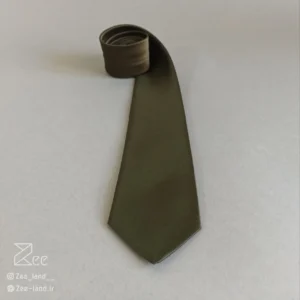 جزییات کراوات ساده ساتن مجلسی، کراوات رسمی به رنگ سبز زیتونی تیره، دوخته شده با دست