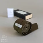 جزییات پشت کراوات ساتن رسمی به رنگ سبز زیتونی تیره با تگ برند زی